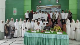 FOTO :  Wakil Bupati Katingan, Sunardi N.T Litang, saat menghadiri sekaligus membuka kegiatan Bimbingan Manasik Haji Kabupaten Katingan, di aula Kantor Kemenag setempat.
