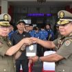 Pimanto. Kasat Pol PP Katingan saat menyerahkan piagam penghargaan kepada Bupati Sakriyas, dimanah penghargaan tersebut diberikan Mendagri kepada Satpol PP Kabupaten Katingan. 