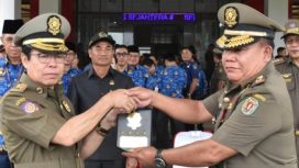 Pimanto. Kasat Pol PP Katingan saat menyerahkan piagam penghargaan kepada Bupati Sakriyas, dimanah penghargaan tersebut diberikan Mendagri kepada Satpol PP Kabupaten Katingan. 