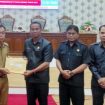 Foto: Bupati Katingan Sakariyas, saat menyerahkan Dokumen LKPJ Bupati kepada Ketua DPRD Marwan Susanto.