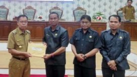 Foto: Bupati Katingan Sakariyas, saat menyerahkan Dokumen LKPJ Bupati kepada Ketua DPRD Marwan Susanto.