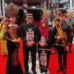 Foto: Sunardi N. T. Litang dan Istrinya saat foto dengan generasi muda Katingan, usai acara HUT Provinsi Kalteng ke-66 di Pendopo Kantor Gubernur Kalteng.