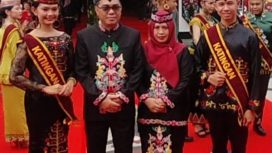 Foto: Sunardi N. T. Litang dan Istrinya saat foto dengan generasi muda Katingan, usai acara HUT Provinsi Kalteng ke-66 di Pendopo Kantor Gubernur Kalteng.