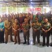 Foto: Bupati Katingan, Sakariyas saat foto bersama Linmas Kecamatan Katingan Hilir di Aula Kantor Camat Katingan Hilir.
