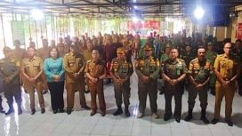 Foto: Bupati Katingan, Sakariyas saat foto bersama Linmas Kecamatan Katingan Hilir di Aula Kantor Camat Katingan Hilir.