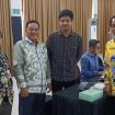 FOTO : Anggota DPRD Gumas Untung Jaya Bangas (dua dari kiri) bersama Asisten III Setda Gumas Letus Guntur (kiri) dan Sekwan Untung (kanan) saat studi banding ke PT PLN (Persero) Kalselteng baru-baru ini.