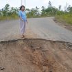 MEMBAHAYAKAN - Anggota DPRD Kabupaten Gumas, Rayaniatie Djangkan menunjuk jalan rusak atau berlubang besar di Bukit Bandi Km 4 Jalan Tjilik Riwut arah Kurun-Tewah. (FOTO: IST)