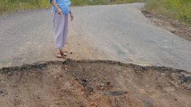 MEMBAHAYAKAN - Anggota DPRD Kabupaten Gumas, Rayaniatie Djangkan menunjuk jalan rusak atau berlubang besar di Bukit Bandi Km 4 Jalan Tjilik Riwut arah Kurun-Tewah. (FOTO: IST)