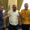 DISARANKAN MUNDUR -  Bupati Kabupaten Gumas, Jaya S. Monong bersama Ketua KONI, Febrianto Octavanus (tengah) dan Ketua PSSI, Subadio. (FOTO: IST)
