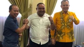 DISARANKAN MUNDUR -  Bupati Kabupaten Gumas, Jaya S. Monong bersama Ketua KONI, Febrianto Octavanus (tengah) dan Ketua PSSI, Subadio. (FOTO: IST)
