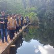 KUNJUNGAN KERJA -  Bupati Gumas Jaya S. Monong saat berada di Dam Air Bersih Sungai Rukap Desa Tumbang Ponyoi.