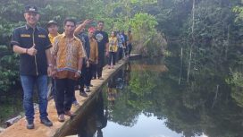 KUNJUNGAN KERJA -  Bupati Gumas Jaya S. Monong saat berada di Dam Air Bersih Sungai Rukap Desa Tumbang Ponyoi.