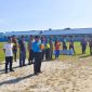 SERVIS BOLA - Staf Ahli Bupati bidang Kemasyarakatan dan SDM, Yansiterson saat membuka Event Bola Voli Putra dan Putri antar OPD/BUMN/BUMD memeriahkan Hardiknas, Kamis (04/05/2023). (FOTO: VRI)
