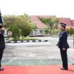 UPACARA -  Asisten I Setda Gumas, Lurand saat menjadi Inspektur Upacara Peringatan Hardiknas dan Peringatan Hari Otda XXVII, di halaman Kantor Bupati Gumas, Selasa (02/05/2023). (FOTO: VRI)