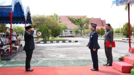 UPACARA -  Asisten I Setda Gumas, Lurand saat menjadi Inspektur Upacara Peringatan Hardiknas dan Peringatan Hari Otda XXVII, di halaman Kantor Bupati Gumas, Selasa (02/05/2023). (FOTO: VRI)