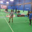 FOTO : Anggota DPRD Evandi (baju biru) bersama Pincab Bank Kalteng Kuala Kurun Jeksenly bermain bulutangkis, pada pembukaan turnamen Gilang Mas Open 2 tahun 2023, di GOR GGS Kuala Kurun.