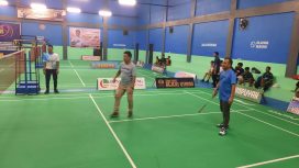 FOTO : Anggota DPRD Evandi (baju biru) bersama Pincab Bank Kalteng Kuala Kurun Jeksenly bermain bulutangkis, pada pembukaan turnamen Gilang Mas Open 2 tahun 2023, di GOR GGS Kuala Kurun.