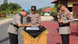 FOTO : Kapolres Katingan I Gede Putu Widyana, saat pimpin upacara serah terima jabatan Kapolsek dan Kasi Propam, di halaman Polres Katingan.