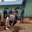FOTO : Anggota DPRD Evandi meletakan batu pertama pembangunan gedung baru GKE Panenga Desa Teluk Lawah, Kecamatan Tewah, Kamis (29/6/2023).