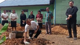 FOTO : Anggota DPRD Evandi meletakan batu pertama pembangunan gedung baru GKE Panenga Desa Teluk Lawah, Kecamatan Tewah, Kamis (29/6/2023).