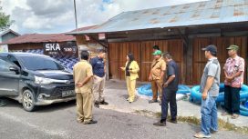 FOTO : Anggota DPRD Gumas Rayaniatie Djangkan didampingi Manejer PT PLN (Persero) ULP Kurun Rizal Bima Bayuaji baru-baru ini mengunjungi Mantaha.