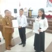 Foto : Bupati Katingan Sakariyas, saat menyerahkan SK kepada 294 P3K Guru, di Gedung Salawah Kasongan
