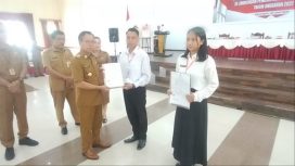 Foto : Bupati Katingan Sakariyas, saat menyerahkan SK kepada 294 P3K Guru, di Gedung Salawah Kasongan