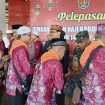 FOTO : Wakil Bupati Katingan Sunardi N.T Litang, bersalaman dengan semua JCH untuk melaksanakan keberangkatan.