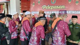 FOTO : Wakil Bupati Katingan Sunardi N.T Litang, bersalaman dengan semua JCH untuk melaksanakan keberangkatan.