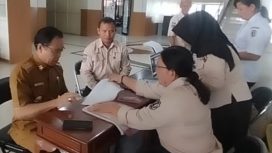 Foto : Bupati Katingan Sakariyas, saat bayar Pajak Sarang Burung Walet termasuk PBB dan IMB