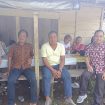 FOTO : Anggota DPRD Evandi (dua dari kanan) akrab bersama warga Desa Tumbang Ponyoi dalam kunkernya ke beberapa desa di wilayah tersebut baru-baru ini.
