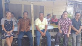 FOTO : Anggota DPRD Evandi (dua dari kanan) akrab bersama warga Desa Tumbang Ponyoi dalam kunkernya ke beberapa desa di wilayah tersebut baru-baru ini.