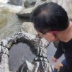 Bupati Katingan Sakariyas, saat melihat jejak kaki Tambun dan Bungai di Riam Jerawi