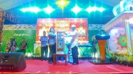 Foto : Wakil Bupati Katingan. Sunardi. N. T. Litang, saat menyerahkan piala bergilir MTQ ke-XV kepada Camat Katingan Tengah setelah Kafilah Katingan Tengah raih Juara Umum