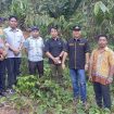 FOTO : Anggota DPRD Gumas Evandi (tengah) turut serta pada kunker Bupati Jaya S Monong ke beberapa desa di wilayah dapil tiga beberapa waktu lalu.