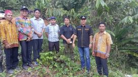 FOTO : Anggota DPRD Gumas Evandi (tengah) turut serta pada kunker Bupati Jaya S Monong ke beberapa desa di wilayah dapil tiga beberapa waktu lalu.