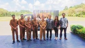 Foto : Bupati Katingan Sakariyas  saat foto bersama manajemen BRI setelah menyerahkan hewan Kurban.