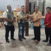 HASIL MUSYAWARAH - Ketua KW Dusmala Katingan Demisioner, Radius, S.Pi didampingi pengurus lama dan tueh warga menyerahkan berkas dan stempel kepada Ketua KW Dusmala Katingan Masa Bakti 2023-2028, Frisnabudi, Kamis (13/07/2023) malam. (FOTO: ST)