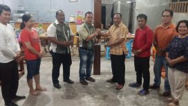 HASIL MUSYAWARAH - Ketua KW Dusmala Katingan Demisioner, Radius, S.Pi didampingi pengurus lama dan tueh warga menyerahkan berkas dan stempel kepada Ketua KW Dusmala Katingan Masa Bakti 2023-2028, Frisnabudi, Kamis (13/07/2023) malam. (FOTO: ST)
