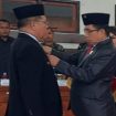 FOTO : Ketua DPRD Gumas Akerman G Sahidar menyematkan tanda PIN anggota DPRD Gumas kepada PAW anggota DPRD Gumas sisa masa jabatan 2019-2024 Edyson D Kenting.