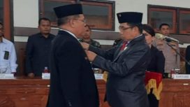FOTO : Ketua DPRD Gumas Akerman G Sahidar menyematkan tanda PIN anggota DPRD Gumas kepada PAW anggota DPRD Gumas sisa masa jabatan 2019-2024 Edyson D Kenting.