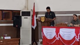 FOTO : Juru bicara fraksi Partai Golkar Binartha membacakan pandangan umum fraksi. 