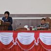 FOTO : Juru bicara Bappemperda DPRD Gumas Iceu Purnamasari memaparkan panjang lebar gambaran umum, tujuan, catatan, serta saran dan masukan dari ranperda yang disepakati bersama eksekutif.
