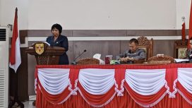 FOTO : Juru bicara Bappemperda DPRD Gumas Iceu Purnamasari memaparkan panjang lebar gambaran umum, tujuan, catatan, serta saran dan masukan dari ranperda yang disepakati bersama eksekutif.