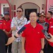 Foto : Sakariyas Ketua DPC PDI-P Kab. Katingan saat di wawancarai awak media disela-sela pemotongan hewan qurban. 