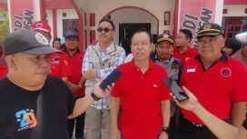 Foto : Sakariyas Ketua DPC PDI-P Kab. Katingan saat di wawancarai awak media disela-sela pemotongan hewan qurban. 