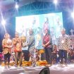 Foto : Bupati Katingan Sakariyas saat menyerahkan Piala Bergilir Tandak Intan Kaharingan Tingkat Kabupaten Katingan Ke-VIII Kepada Panitia, untuk diperebutkan.