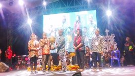 Foto : Bupati Katingan Sakariyas saat menyerahkan Piala Bergilir Tandak Intan Kaharingan Tingkat Kabupaten Katingan Ke-VIII Kepada Panitia, untuk diperebutkan.