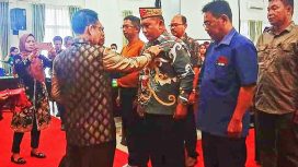 Foto: Bupati Sakariyas saat melantik Empas Umar sebagai Ketua Asosiasi Perusahaan Sahabat Anak Indonesia (APSAI) Kabupaten Katingan Periode 2023-2026. 