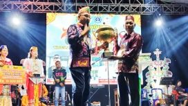 Foto : Wakil Bupati Katingan Sunardi N. T. Litang, saat menyerahkan Piala Bergilir FTIK Ke-VIII Tingkat Kabupaten Katingan Kepada Camat Tasik Payawan. Yansen.